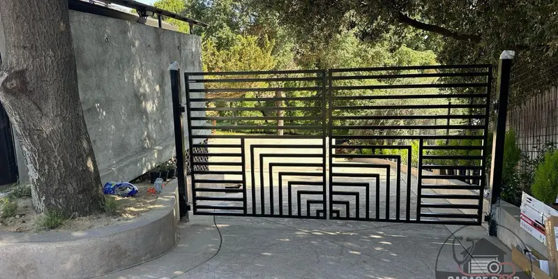 Modern horizontal-slat driveway gate running on an automated opener